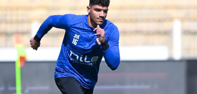 محمد صبحي يغادر مباراة الزمالك وسيراميكا مصابًا